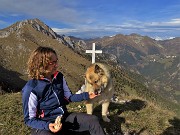 49 Alla croce di vetta del Pizzo Badile (2044 m) vista verso Monte Secco a sx e Foppolo ed oltre a dx